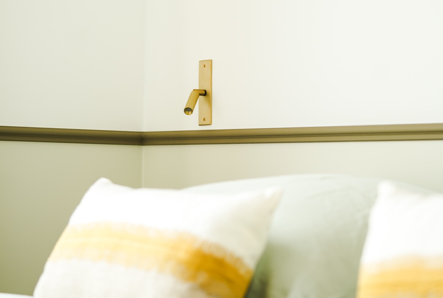 Applique de chevet et intérieur présentés par Matière Lumière